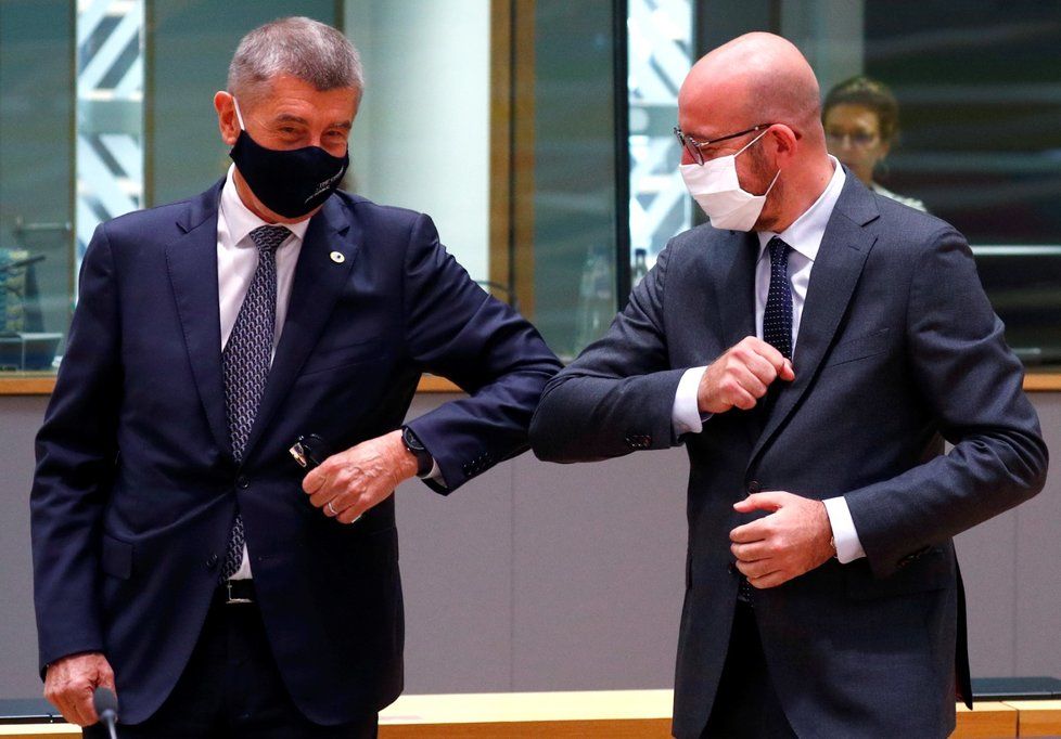 Premiér Andrej Babiš a šéf Evropské komise Charles Michel na summitu v Bruselu.