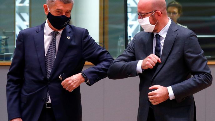 Premiér Andrej Babiš a šéf Evropské komise Charles Michel na summitu v Bruselu.