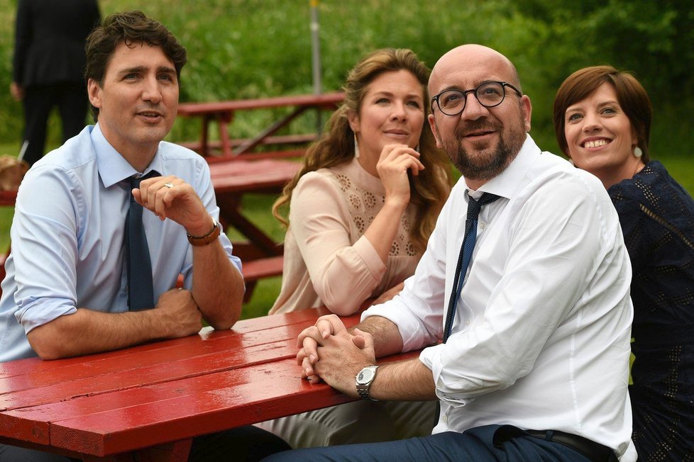 Belgický premiér Charles Michel s manželkou Amelií a premiérem Kanady Trudeauem s jeho ženou Sophií