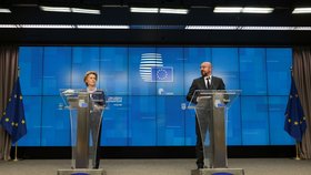 Předsedkyně Evropské komise Ursula von der Leyenová a předseda Evropské rady Charles Michel během videosummitu evropských lídrů (19. 6. 2020)