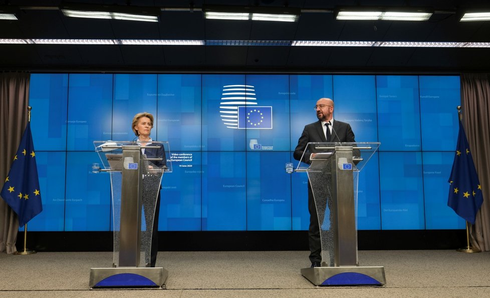 Předsedkyně Evropské komise Ursula von der Leyenová a předseda Evropské rady Charles Michel během videosummitu evropských lídrů (19. 6. 2020)