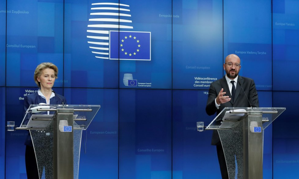 Předsedkyně Evropské komise Ursula von der Leyenová a předseda Evropské rady Charles Michel během videosummitu evropských lídrů (19. 6. 2020)