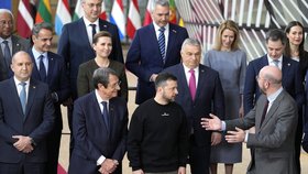 Charles Michel, Volodymyr Zelenskyj a Viktor Orbán s dalšími lídry v Bruselu (9.2.2023)