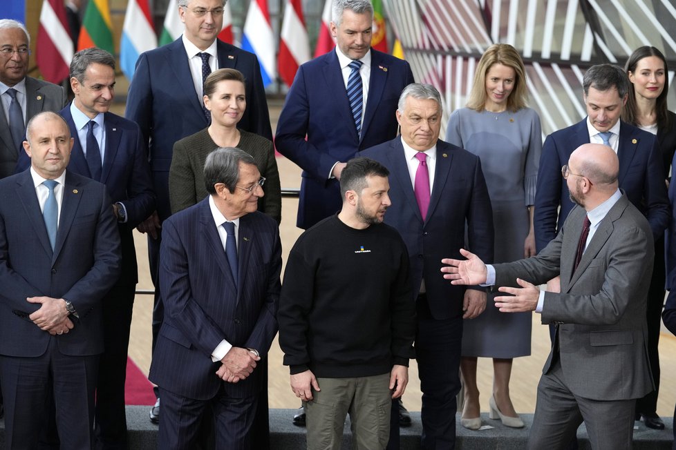 Charles Michel, Volodymyr Zelenskyj a Viktor Orbán s dalšími lídry v Bruselu (9.2.2023)
