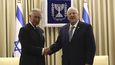 Britský princ Charles a izraelský prezident Reuven Rivlin na pohřbu Šimona Perese