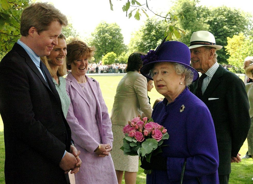 Hrabě Charles Spencer a královna Alžběta II. v roce 2004
