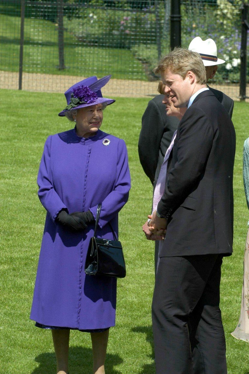 Hrabě Charles Spencer a královna Alžběta II. v roce 2004.