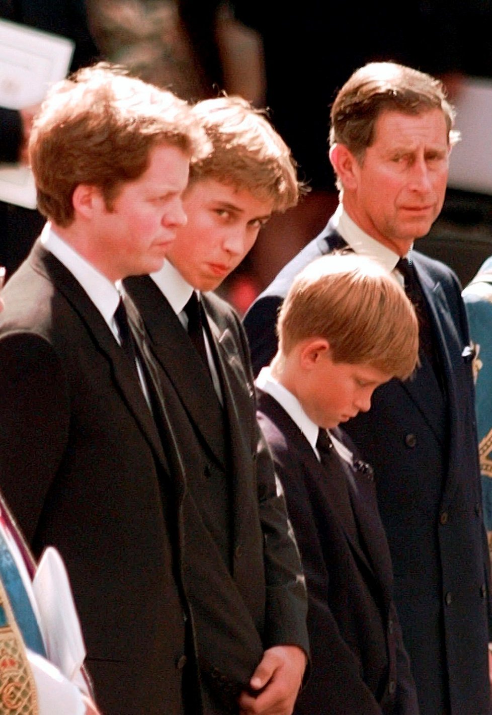 Mladší bratr Diany Charles Spencer kráčel za rakví spolu s princi Charlesem, Harrym a Williamem.