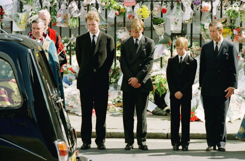 Mladší bratr Diany Charles Spencer kráčel za rakví spolu s princi Charlesem, Harrym a Williamem