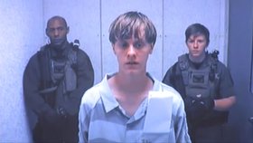 Dylann Roof chladnokrevně zastřelil devět lidí v kostele.