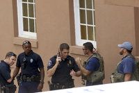 Útočník držel v Charlestonu rukojmí. Jeden člověk je údajně mrtvý