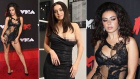 Hanbaté vyhlášení hudebních cen: Sexy zpěvačce vypadlo prso před kamerou!