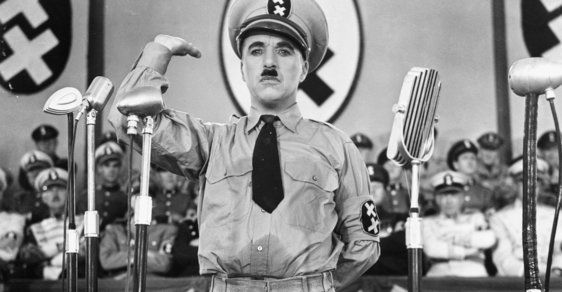 Hitler rozčílen do běla a perzekuce od amerických úřadů. Před 80 lety měl premiéru Chaplinův Diktátor