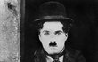 Chaplin jako hrdina němého filmu.