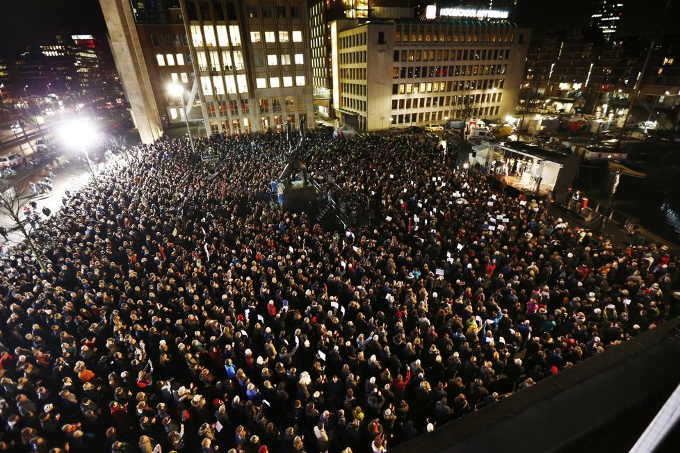 Uctění památky obětí teroru v Paříži: Foto z Rotterdamu