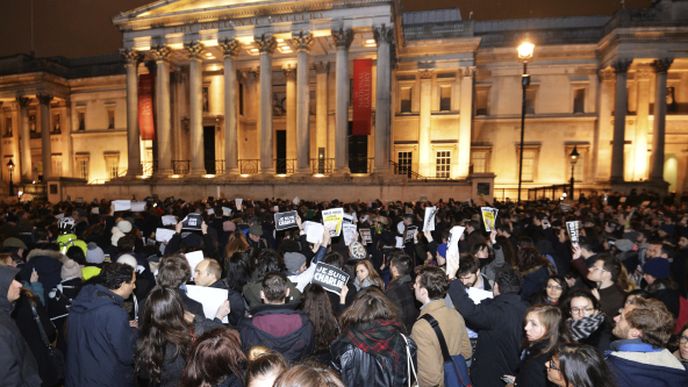 Desetitisíce lidí se dnes účastní pietních shromáždění ve francouzských městech po teroristickém útoku v sídle satirického listu Charlie Hebdo, uvedla agentura AFP. 