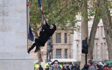Během prosincových protestů dováděl Charlie na památníku padlých vojáků.