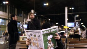 Týden po atentátu na redakci Charlie Hebdo opět satirický časopis vyšel. Na obálce měl plačícího Mohameda. A na vydání se stály fronty.