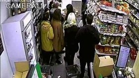 Záběry z kamery z obchodu, kde Coulibaly držel 19 lidí. Čtyři jsou mrtví