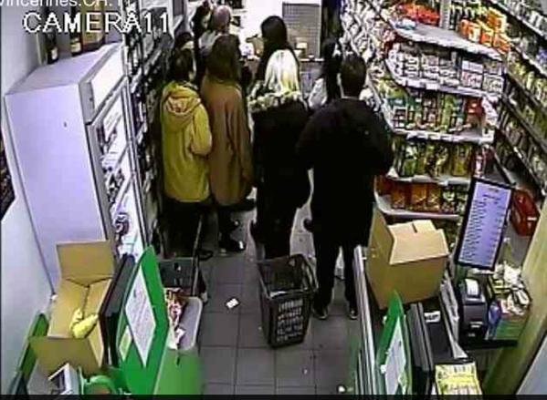 Záběry z kamery z obchodu, kde Coulibaly držel 19 lidí. Čtyři jsou mrtví