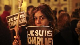 V Paříži opět vyšli lidé do ulic, aby uctili památku obětí z redakce Charlie Hebdo.