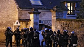 Pátrání po teroristech: Francouzští ozbrojenci ve vesnici Corcy