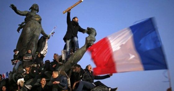 Po vystřílení redakce časopisu Charlie Hebdo vyšly do ulic miliony Francouzů.