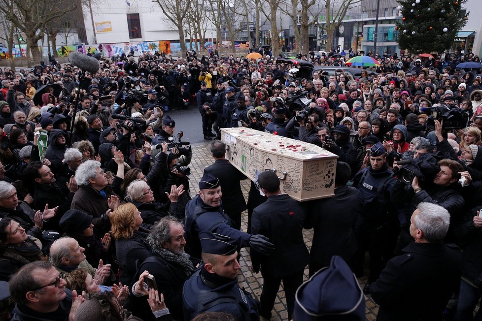 Pohřeb kreslíře Tignouse: Oběť z Charlie Hebdo pochovali v pomalované rakvi.