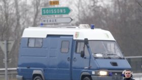 Francouzští policisté běží k budově, kde se zabarikádovali teroristé, kteří vzali rukojmí