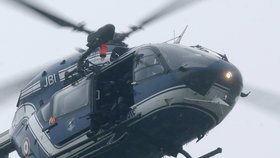 Teroristé v obklíčení: Na místo vyrazily i armádní a policejní vrtulníky