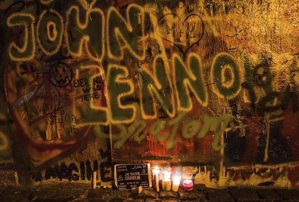 Pieta za oběti pařížského teroru v Praze u Lennonovy zdi