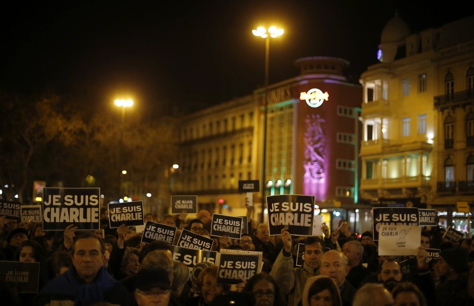 Pieta za oběti pařížského teroru v portugalském Lisabonu