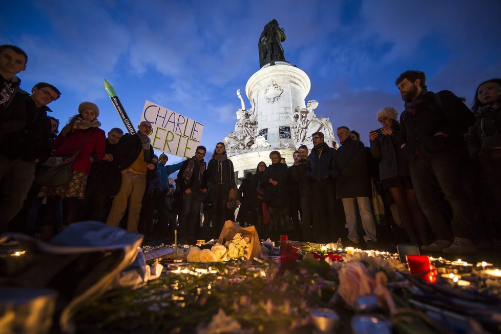 Pieta za oběti pařížského teroru na Náměstí republiky ve francouzské metropoli