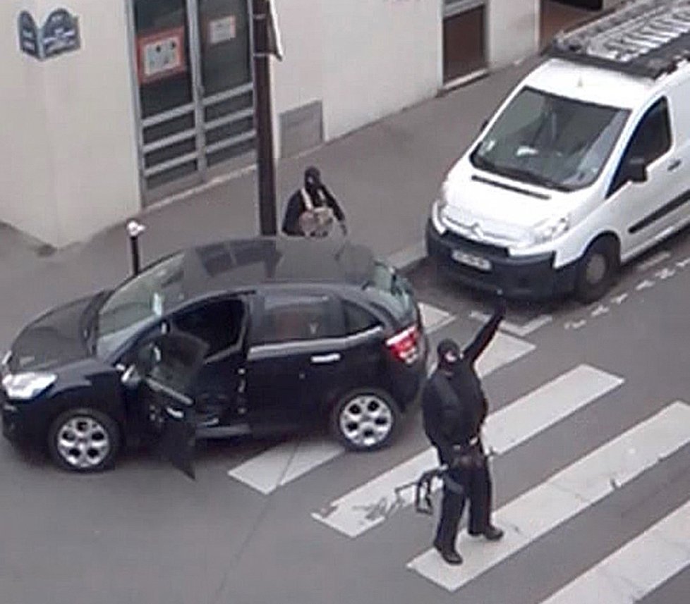 Záběry z amatérské nahrávky: Bratři, teroristé Said a Chérif, kteří vyvraždili redakci Charlie Hebdo, v akci.