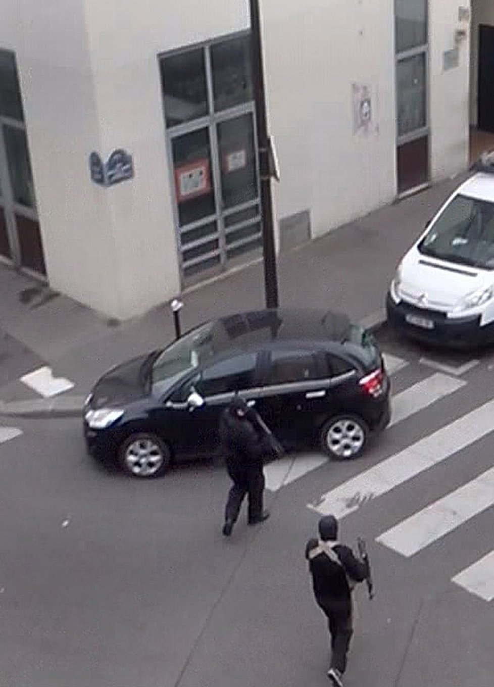 Nové záběry z amatérské nahrávky: Bratři-teroristé Said a Chérif, kteří vyvraždili redakci Charlie Hebdo, v akci.