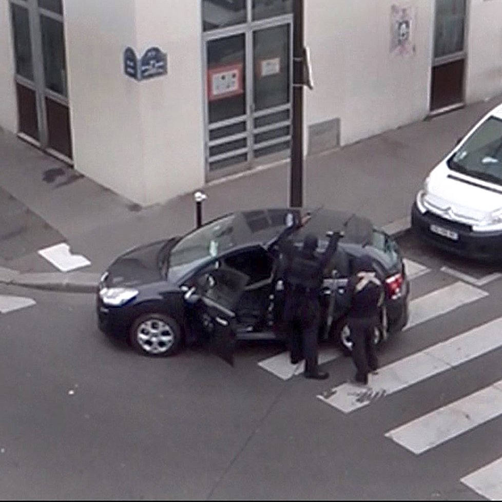 Nové záběry z amatérské nahrávky: Bratři-teroristé Said a Chérif, kteří vyvraždili redakci Charlie Hebdo, v akci.