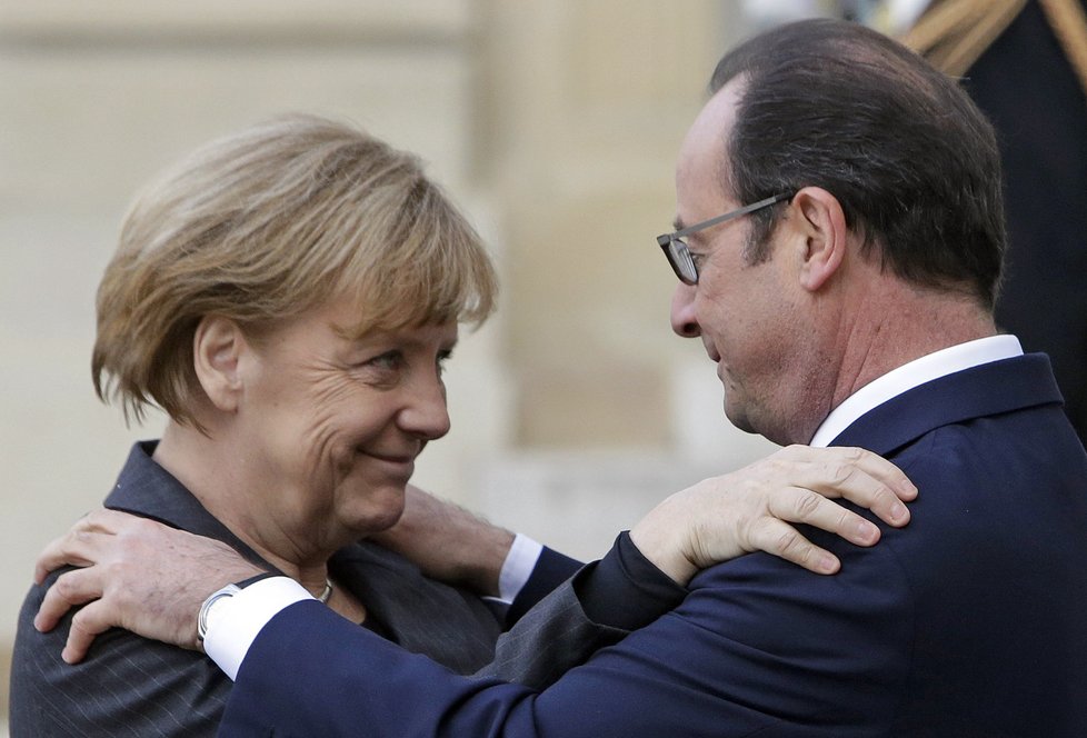 Angela Merkelová vyjadřuje svému francouzskému protějšku a jeho zemi podporu