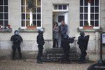 Pátrání po uprchlých teroristech, kteří vystříleli redakci satirického týdeníku v Paříži: Ozbrojenci v Longpontu