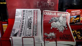 Obálku zdobí obrázek prchajícího psa s výtiskem Charlie Hebdo v zubech, kterého pronásleduje rozzuřená smečka dalších šelem.