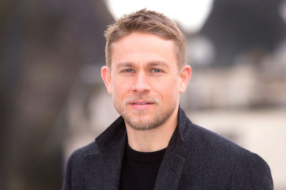 Britský herec a scenárista Charlie Hunnam (37) hraje legendárního Artuše v novém filmu režiséra Guye Ritchieho (48) Král Artuš: Legenda o meči.