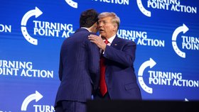 Debatér Charlie Kirk na akci s Donaldem Trumpem ve West Palm Beach (26. 7. 2023).