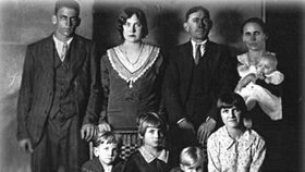 Krátce před svou smrtí se rodina společně vyfotografovala, přestože v roce 1929 to byla skutečně drahá záležitost.