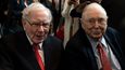 Charlie Munger (vpravo) je dobrý přítel dalšího miliardáře a investora Warrena Buffetta.