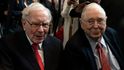 Charlie Munger (vpravo) je dobrý přítel dalšího miliardáře a investora Warrena Buffetta.