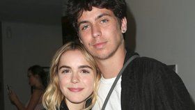 Charlie Oldman a Kiernan Shipka tvoří krásný pár