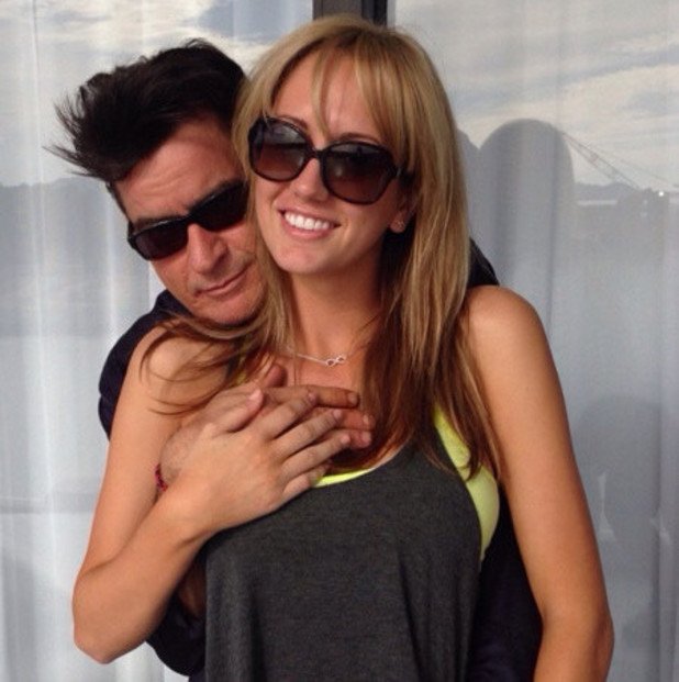 Charlie Sheen a Brett Rossi se na veřejnosti ukazují už od léta 2013.