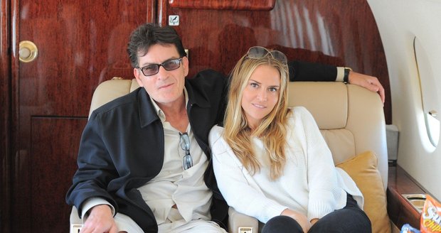 Charlie Sheen před třemi lety v Aspenu svou surově napadl svou bývalou ženu