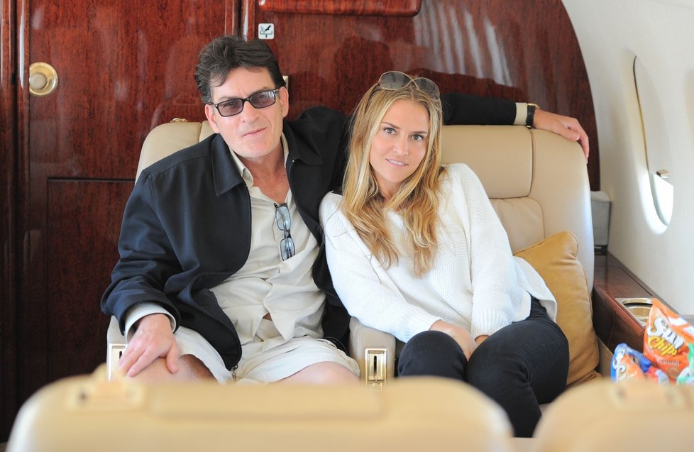 Charlie Sheen před pěti lety v Aspenu svou surově napadl svou bývalou ženu