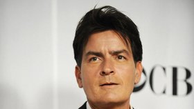 Charlie Sheen má oplétačky s policií. Společník tvrdí, že ho chce herec zavraždit.