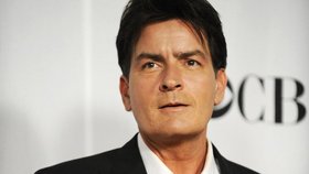 Charlie Sheen se téměř v 50 letech stal dědečkem.